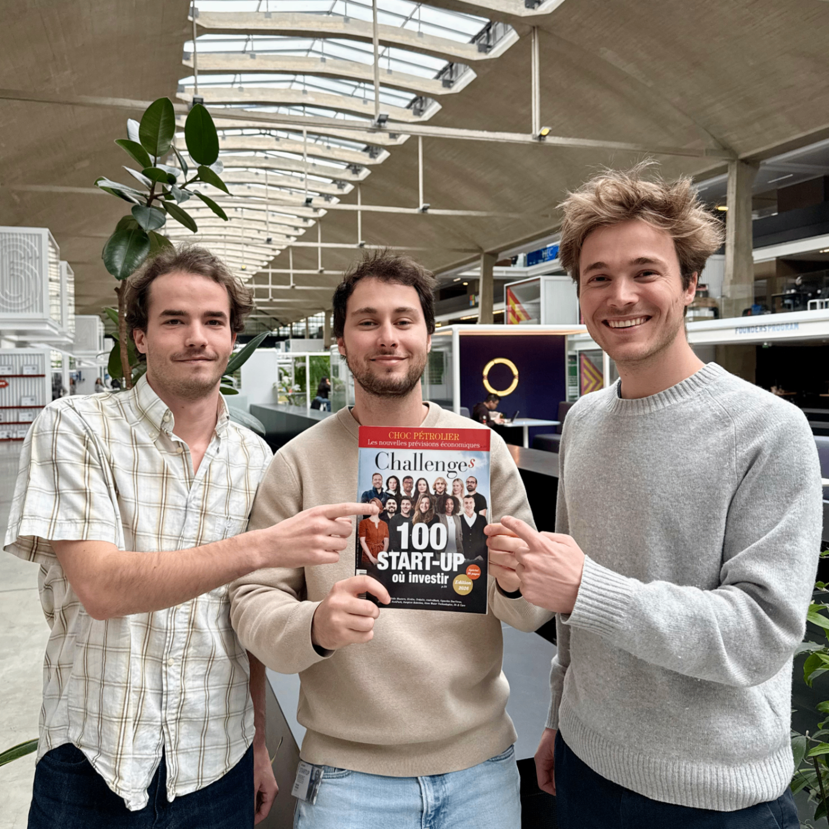 L'équipe Limnos à Station F présentant le magazine Challenges Top 100 des startups édition 2026